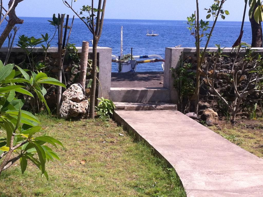 Amed Sari Beach Guesthouse Exterior photo